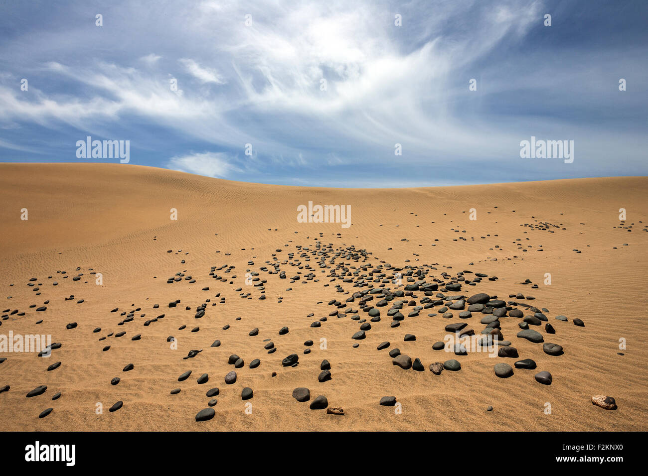 Des dunes, des dunes de sable de Maspalomas, la formation des nuages, les pierres noires dans le sable, réserve naturelle, Gran Canaria, Îles Canaries, Espagne Banque D'Images