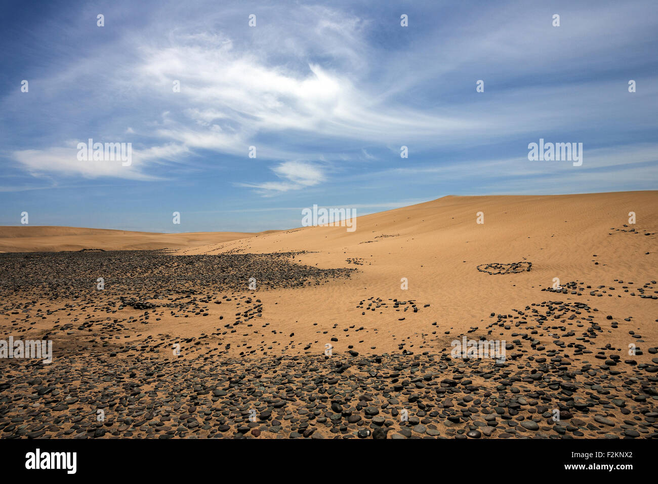Des dunes, des dunes de sable de Maspalomas, la formation des nuages, les pierres noires dans le sable, réserve naturelle, Gran Canaria, Îles Canaries, Espagne Banque D'Images