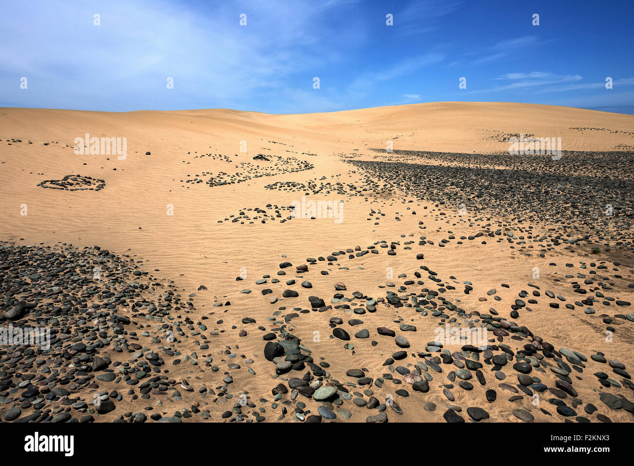 Des dunes, des dunes de sable de Maspalomas, la formation des nuages, les pierres noires dans le sable, réserve naturelle, Gran Canaria, Îles Canaries, Espagne Banque D'Images