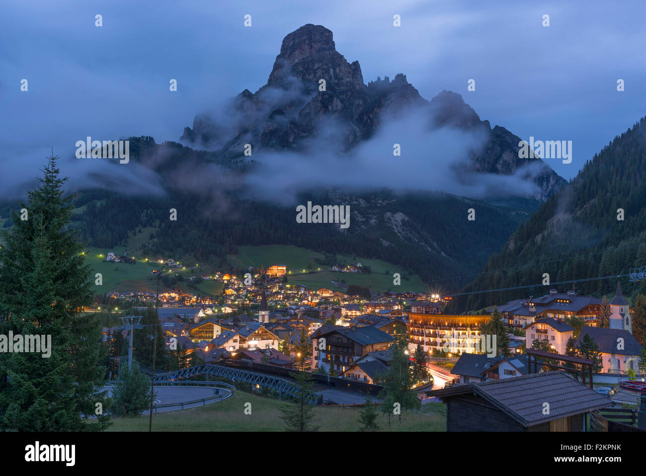 Corvara la nuit, Val Badia, touristique et centre de sports d'hiver, le Mont Sassongher derrière, Dolomites, Alpes, le Tyrol du Sud Banque D'Images
