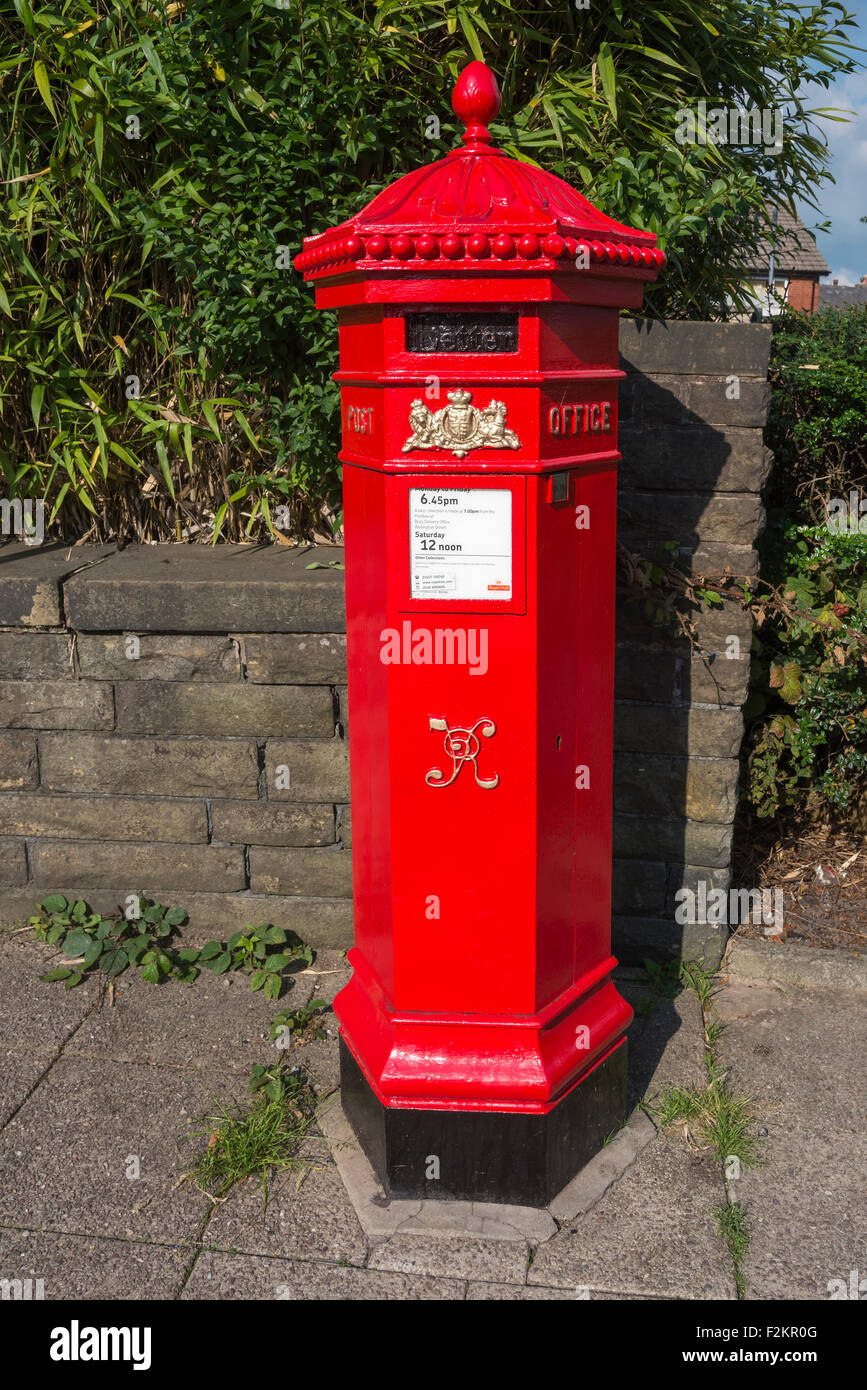 Vintage style red postbox. pillarbox. Banque D'Images