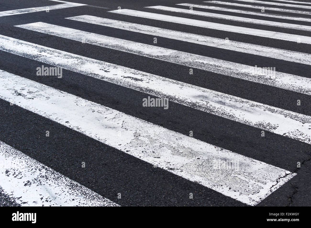 Passage pour piétons sur la route, la circulation à pied façon zebra Banque D'Images