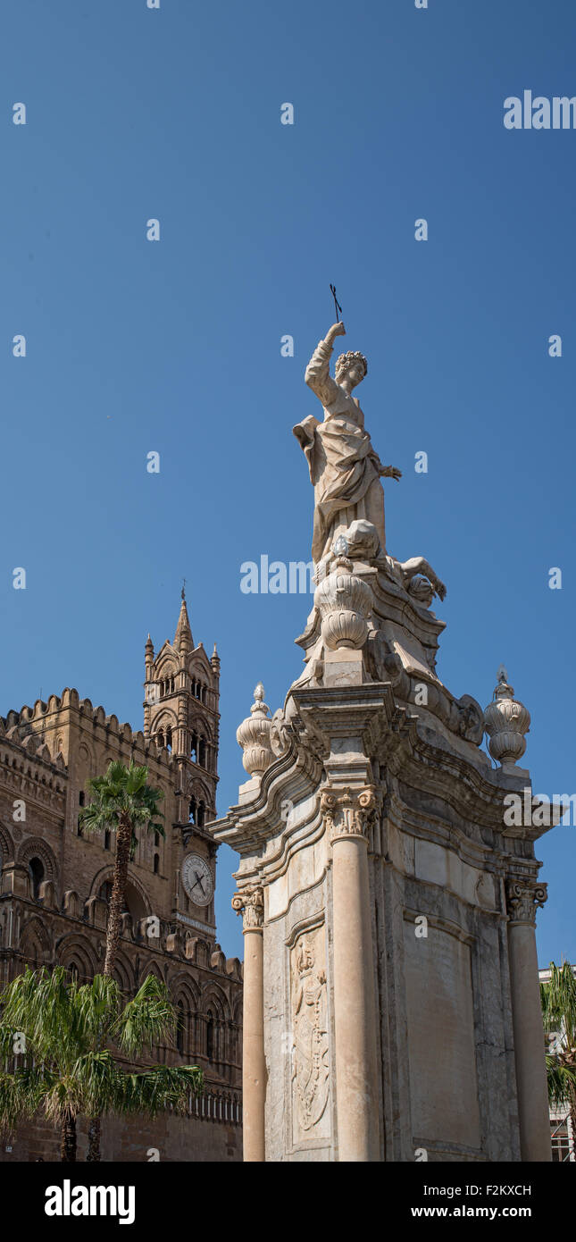 Santa Rosalia statue en jardin de Cathédrale Métropolitaine de l'Assomption de la Vierge Marie. Palerme, Sicile. Banque D'Images