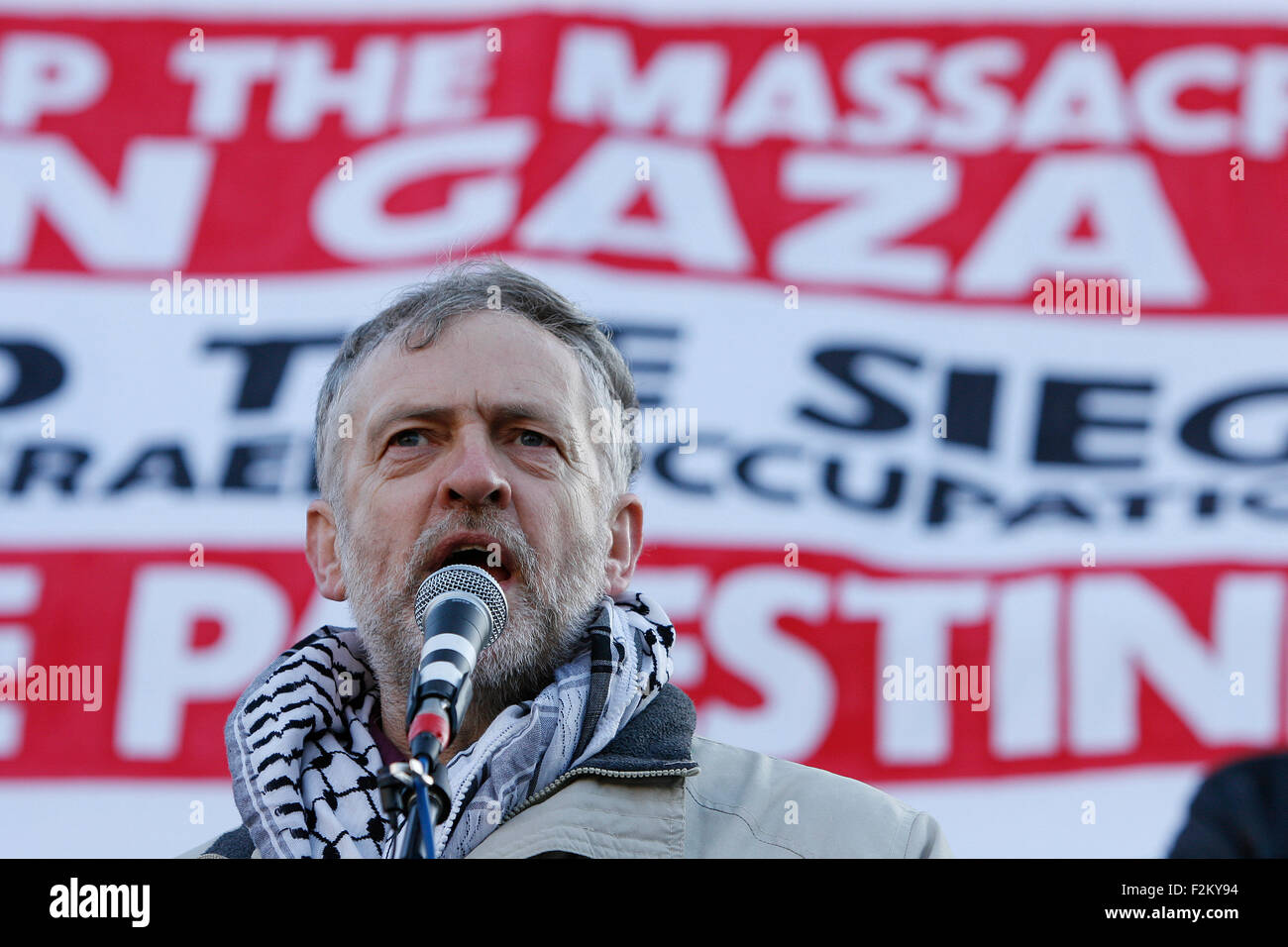 Jeremy Corbyn MP se joint aux manifestants palestiniens dans le quartier londonien de Trafalgar Square avec quelque 15 000 manifestants qui ont défilé contre le bombardement de Gaza Banque D'Images