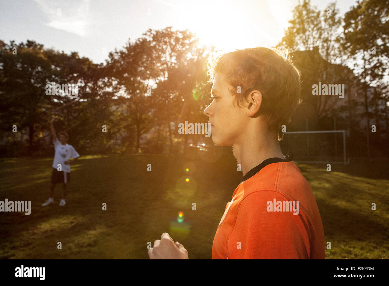 Adolescent sur terrain de football Banque D'Images
