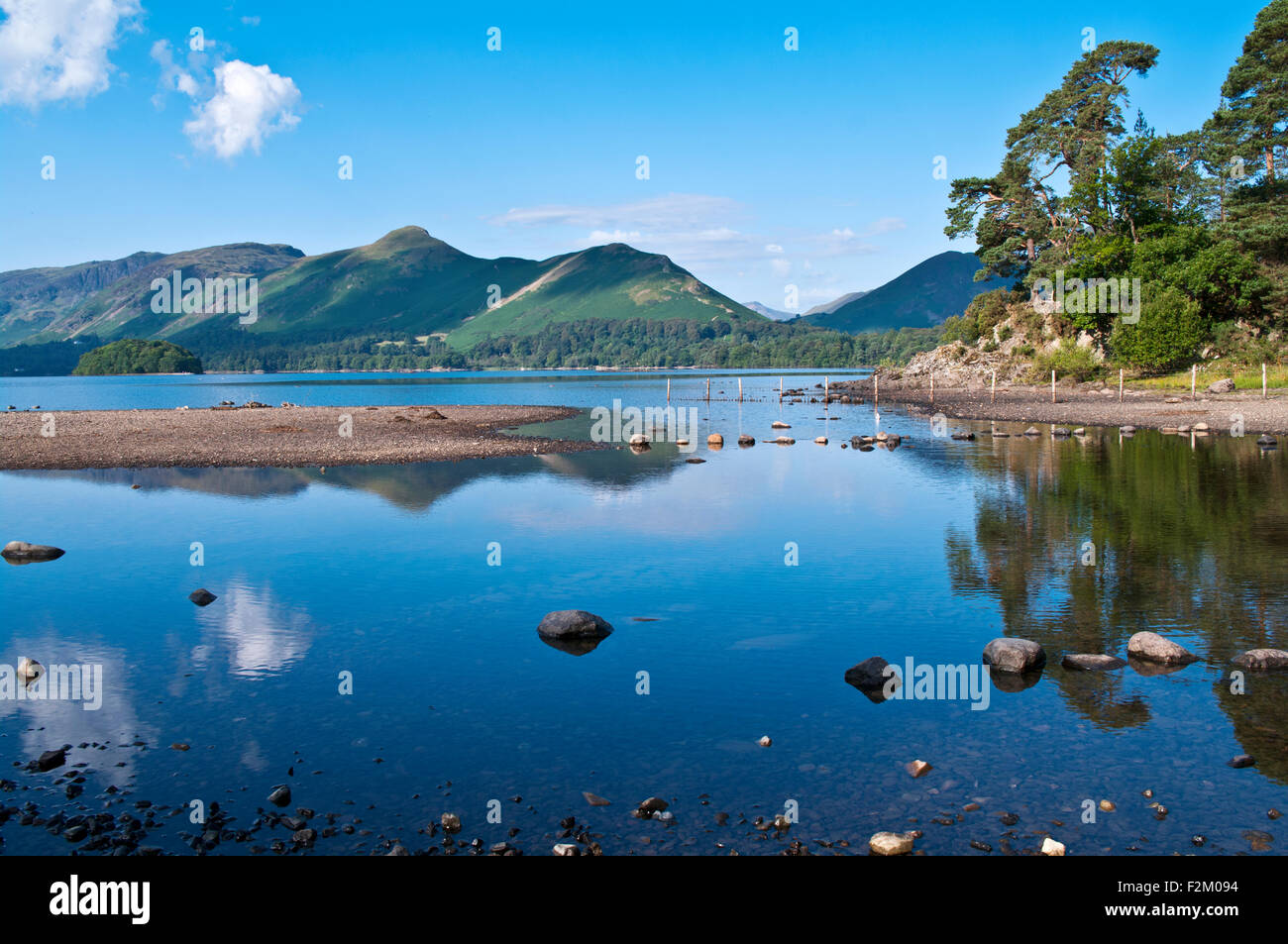 Crag du frère (à droite) reflète dans une piscine encore sur Derwentwater, Maiden Moor et 'Cat Bells' en vue derrière, calme journée d'été Banque D'Images