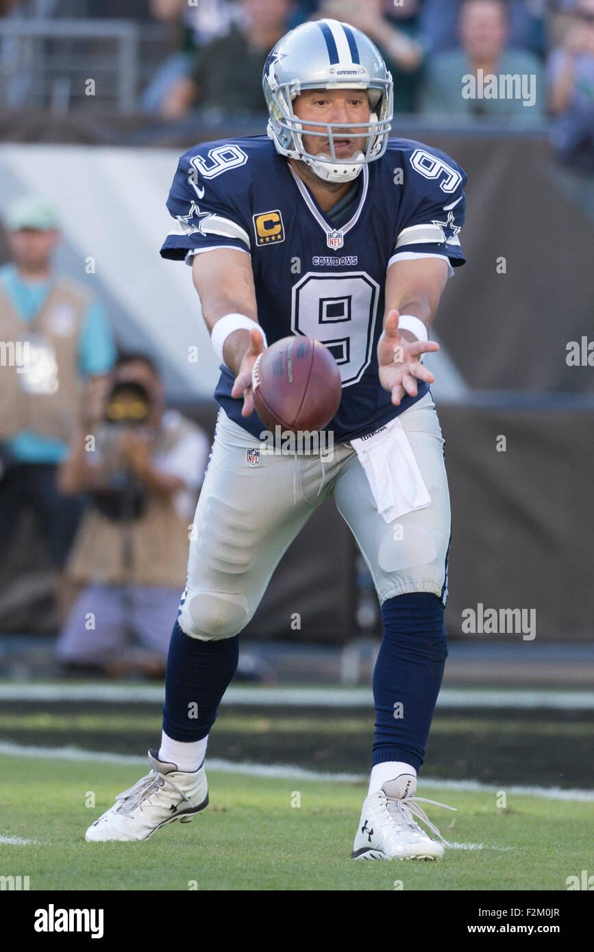 20 septembre 2015 : Dallas Cowboys quarterback Tony Romo (9) lance le ballon au cours de la NFL match entre les Dallas Cowboys et les Philadelphia Eagles au Lincoln Financial Field à Philadelphie, Pennsylvanie. Les Cowboys de Dallas a gagné 20-10. Christopher Szagola/CSM Banque D'Images