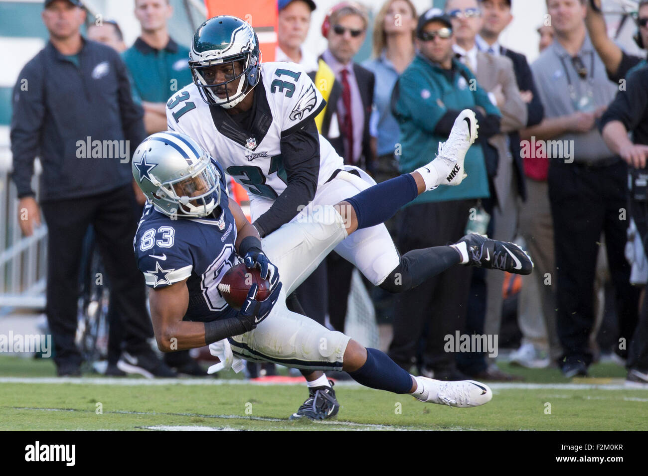 20 septembre 2015 : le receveur Dallas Cowboys Terrance Williams (83) est pris par Philadelphia Eagles Byron évoluait Maxwell (31) après la capture au cours de la NFL match entre les Dallas Cowboys et les Philadelphia Eagles au Lincoln Financial Field à Philadelphie, Pennsylvanie. Les Cowboys de Dallas a gagné 20-10. Christopher Szagola/CSM Banque D'Images