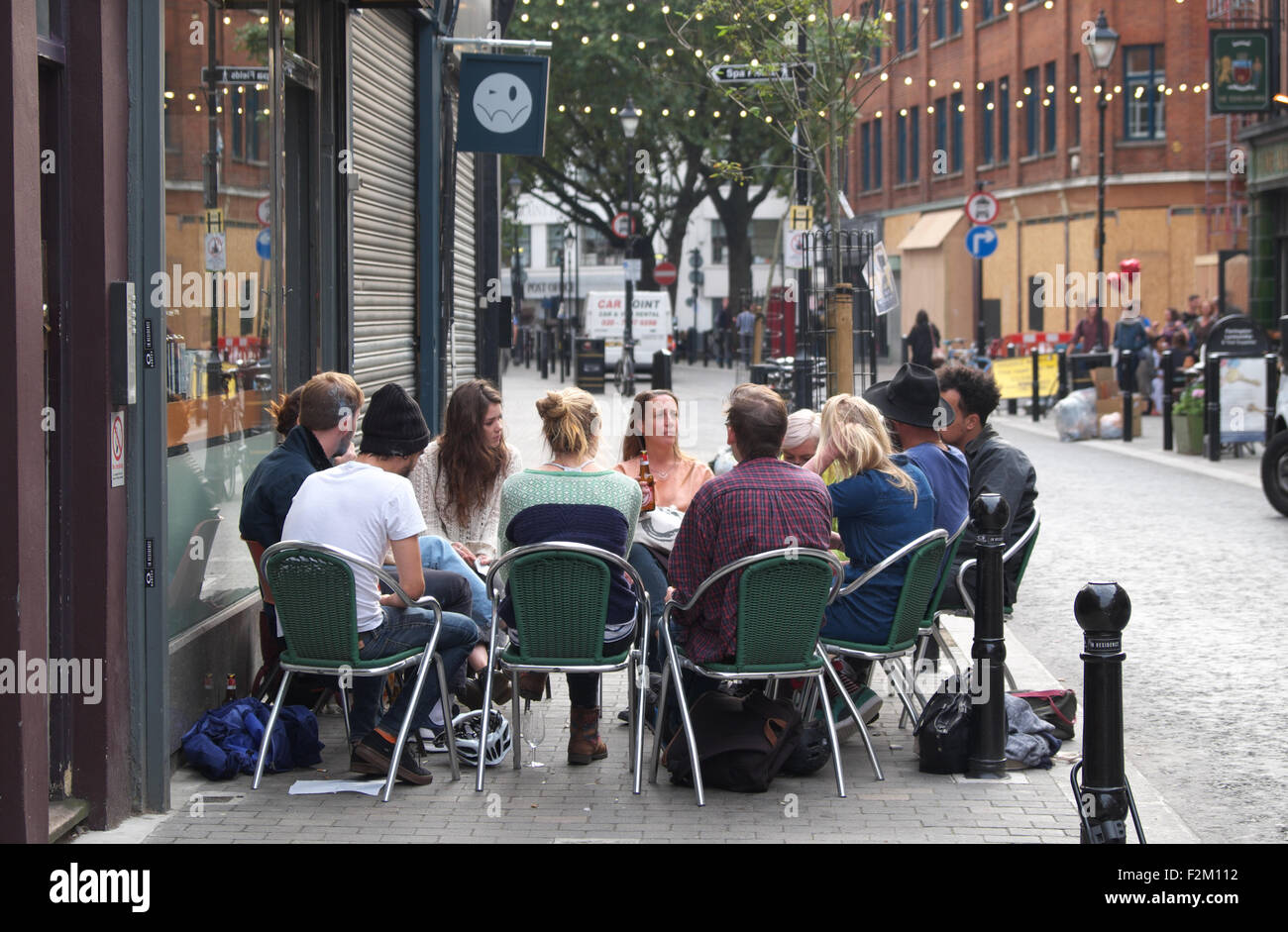 Finsbury Londres jeunes clients prendre un verre à l'extérieur du Morito cafe bar le long de Exmouth Market à Londres CE1 UK Banque D'Images