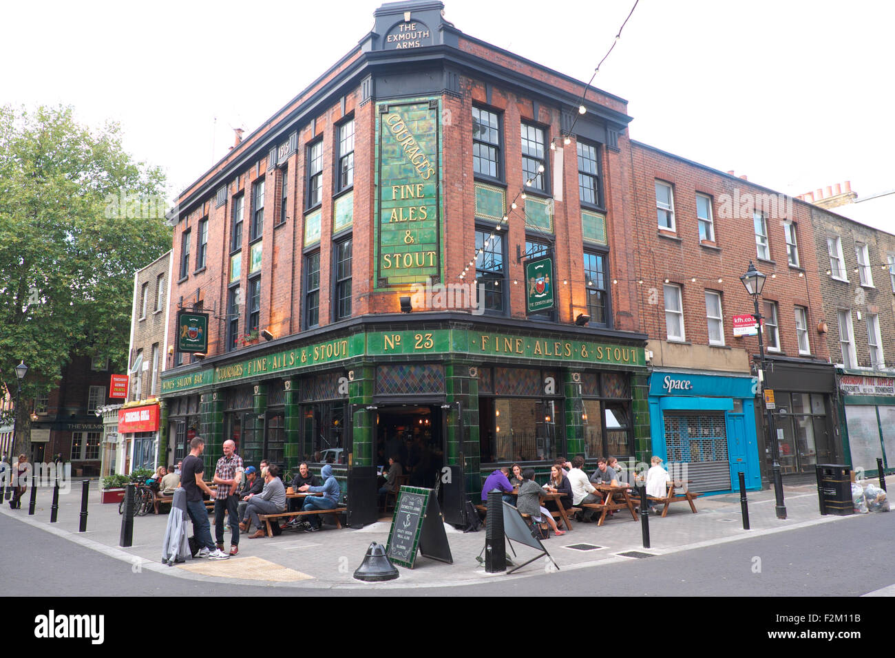 Londres Finsbury le Exmouth Arms pub en Exmouth Market avec les clients de boire à l'extérieur sur un soir Septembre UK Banque D'Images Londres Finsbury le Exmouth Arms pub en Exmouth Market avec les clients de boire à l'extérieur sur un soir Septembre UK Banque D'Images