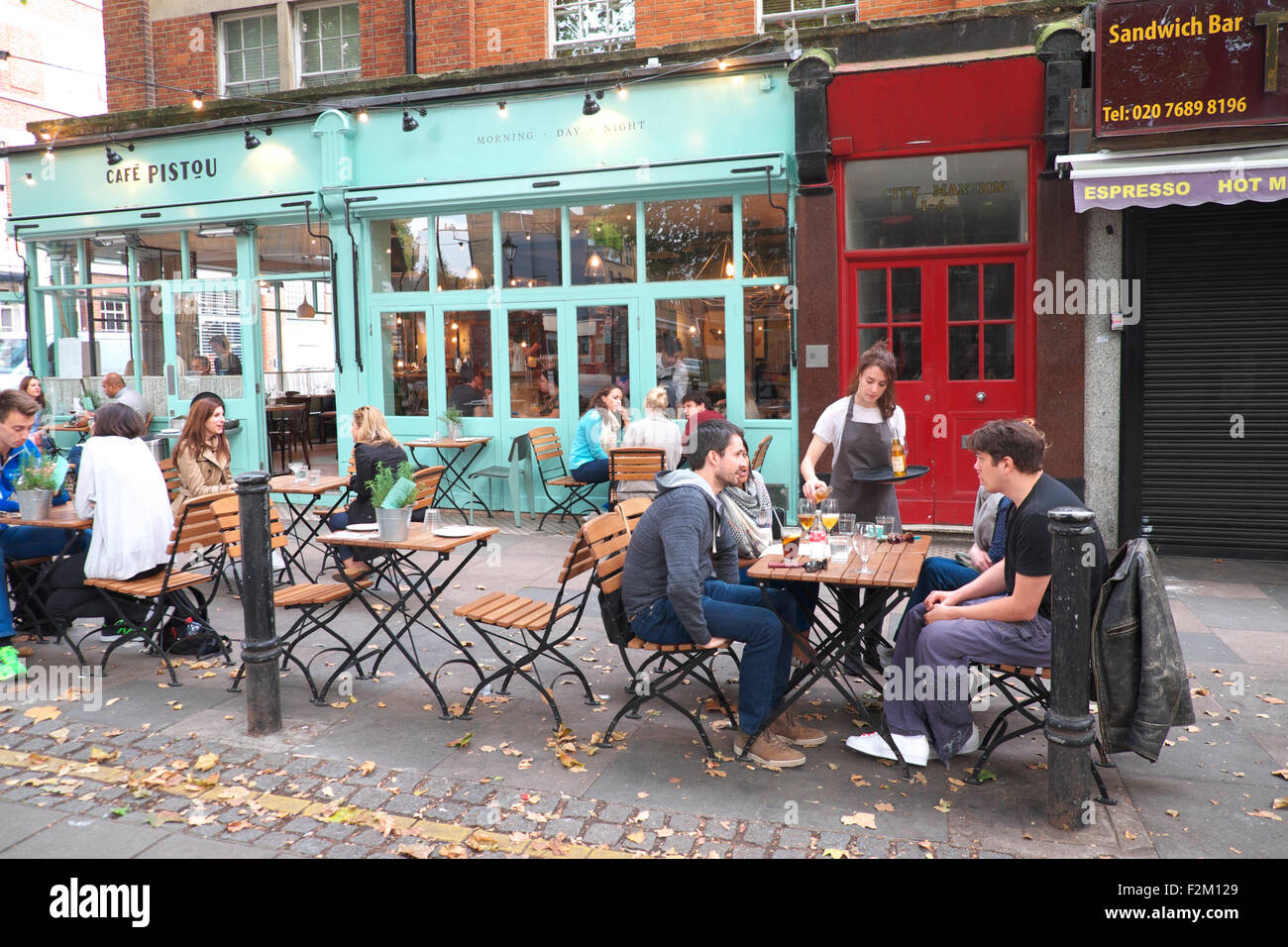 Cafe de Londres d'une brasserie française Pistou en Exmouth avec marché en plein air sur les tables de la rue Banque D'Images