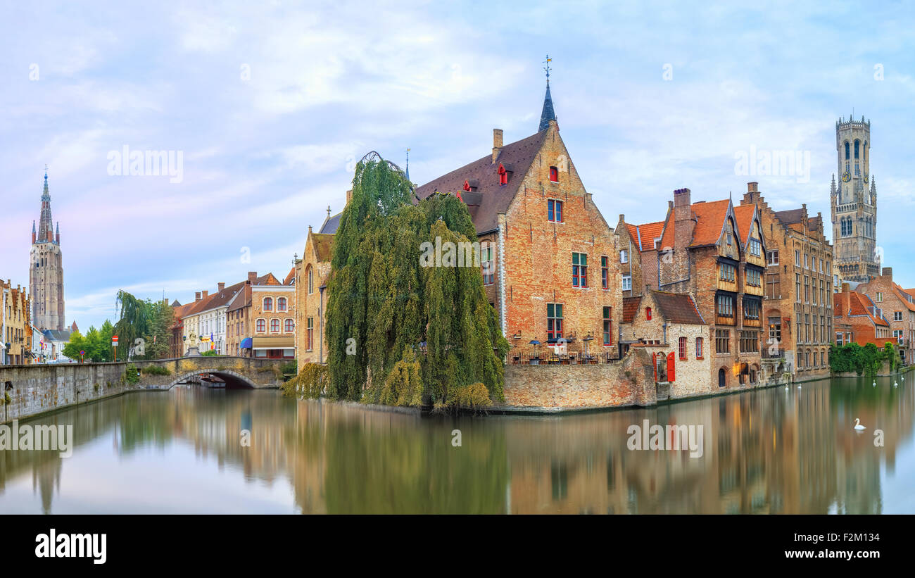 Les canaux de Bruges au lever du soleil Banque D'Images