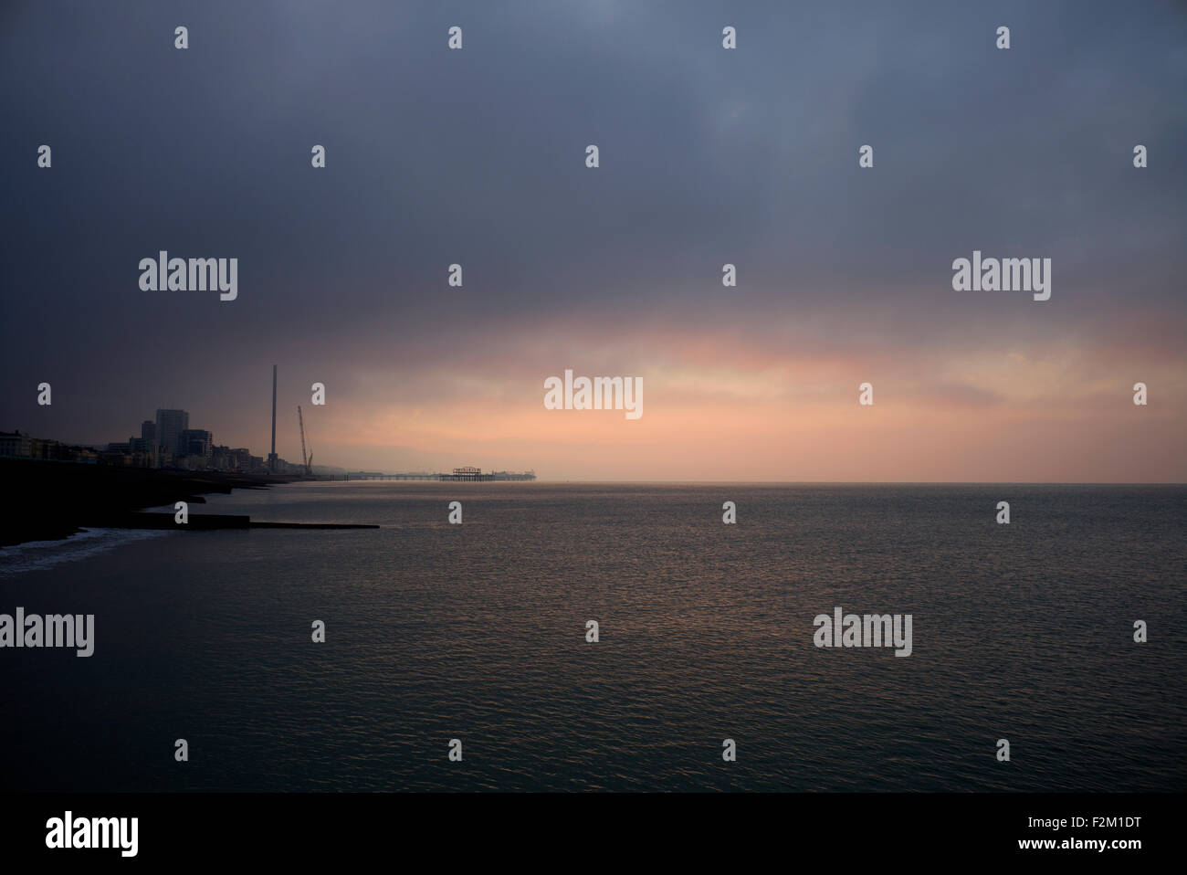 Stormy le lever du soleil sur le front de mer de Brighton Banque D'Images