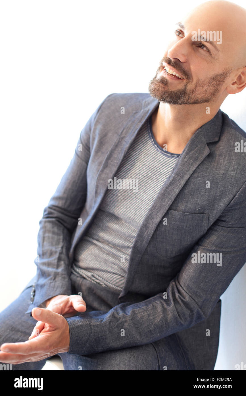 Portrait d'homme chauve portant costume gris Photo Stock - Alamy