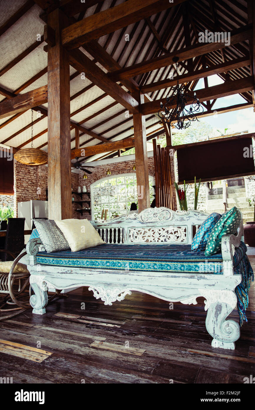 L'INDONÉSIE, Bali, Indonésie classique en bois banquette-lit dans une villa  de vacances Photo Stock - Alamy