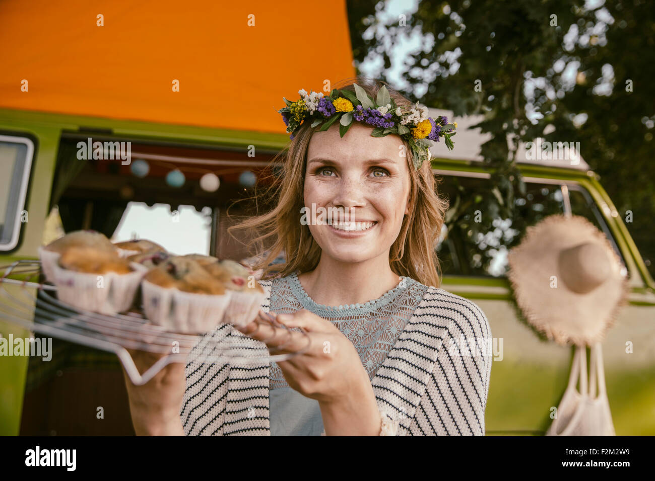 Femme Hippie muffins vegan présentant en face de van Photo Stock - Alamy