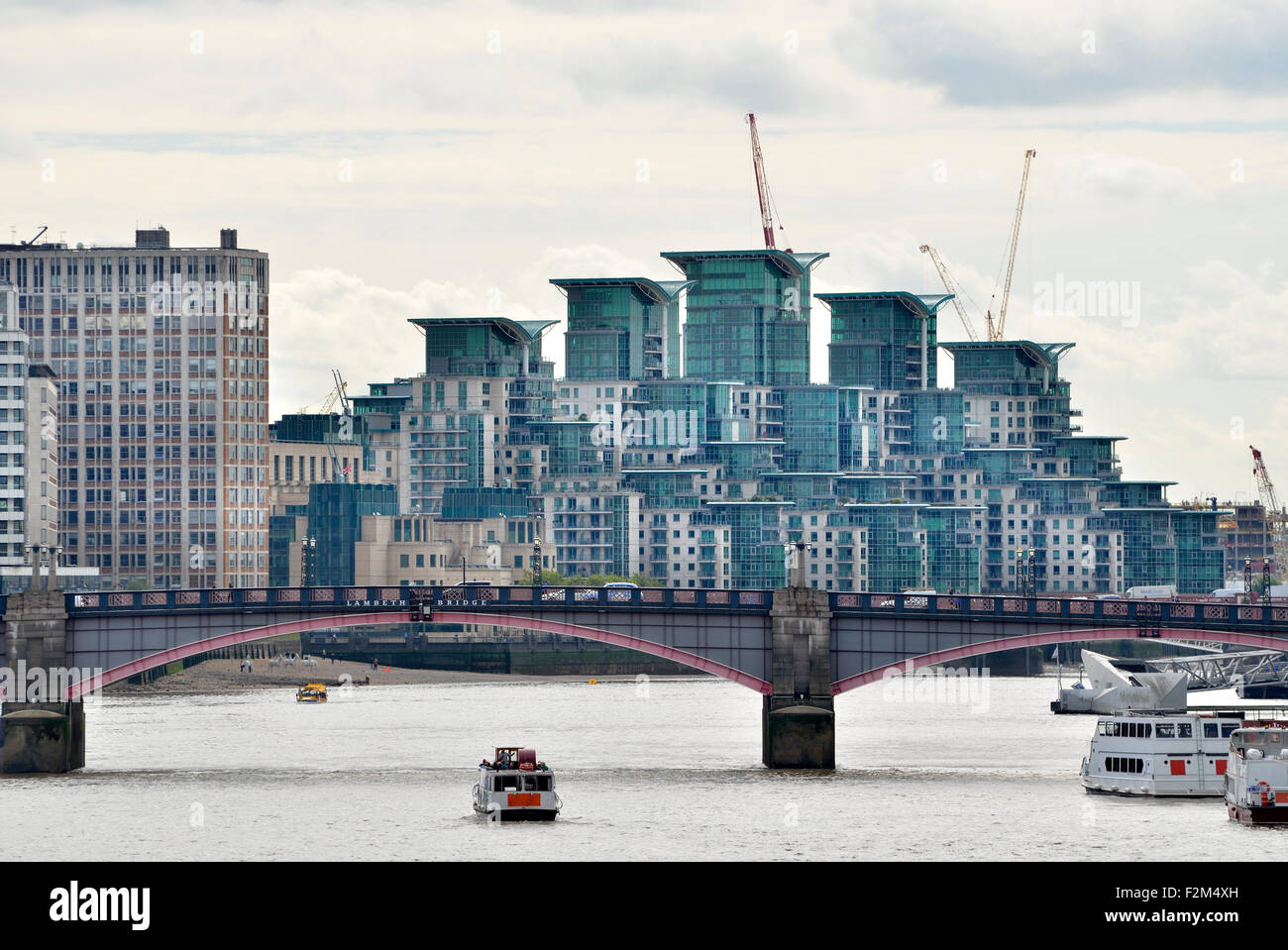 Londres, Angleterre, Royaume-Uni. Immobilier à St George's Wharf et le pont de Lambeth, vu depuis le pont de Westminster Banque D'Images