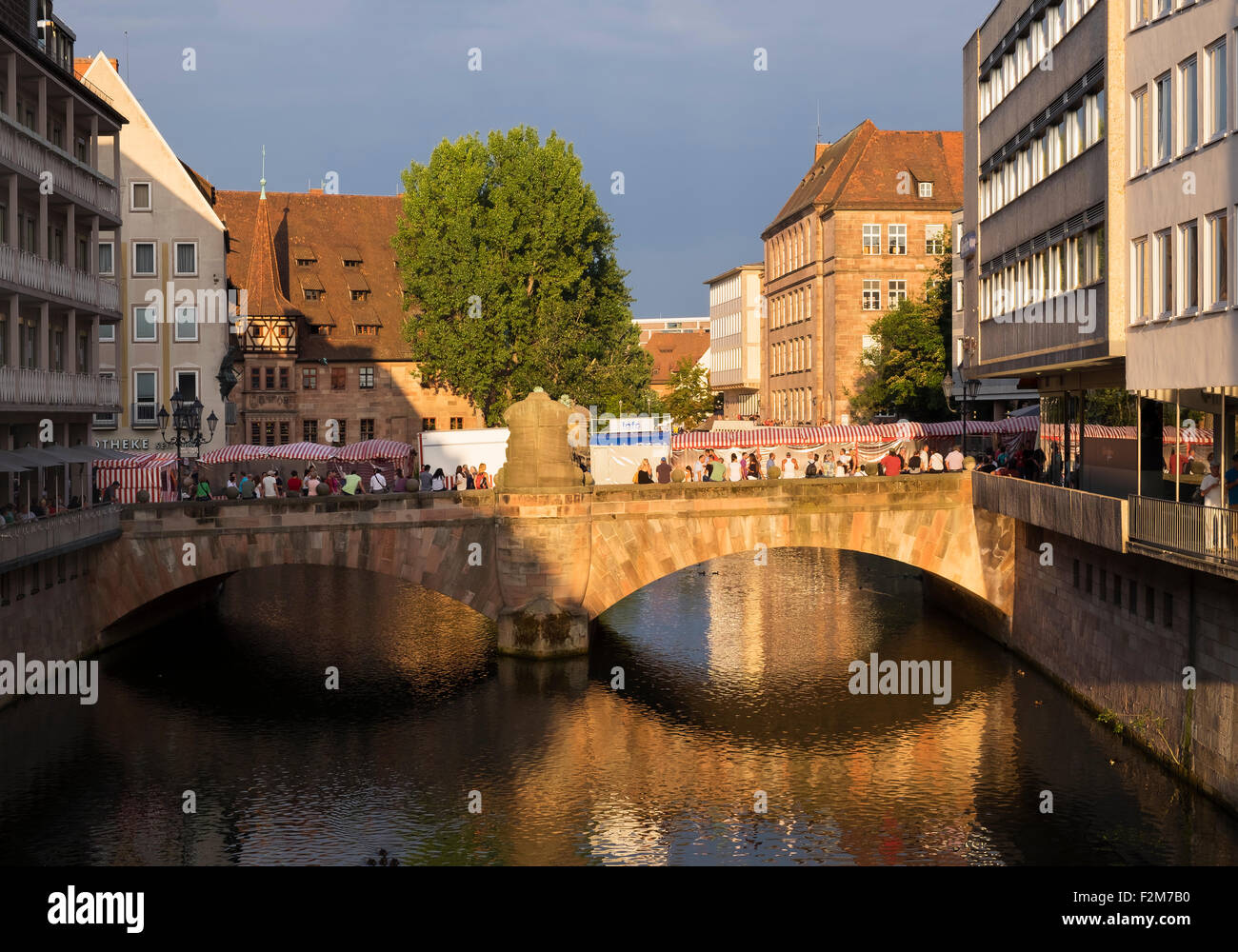 Allemagne, Nuremberg, musée pont sur la rivière Pegnitz Banque D'Images