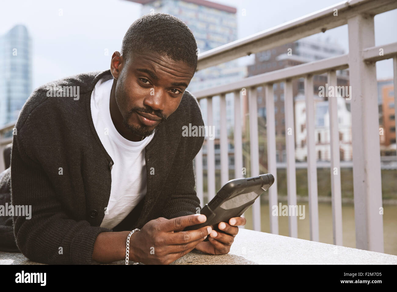 Young man using digital tablet outdoors Banque D'Images