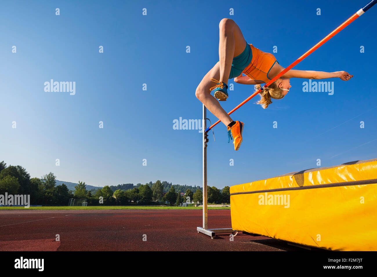 Jeune athlète de saut en hauteur formation Banque D'Images