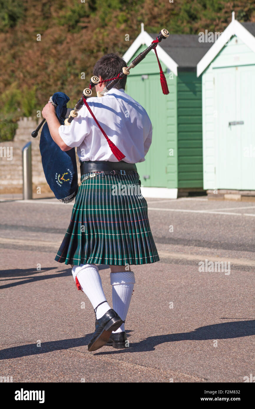 Piper jouant la cornemuse le long de promenade à Bournemouth en Septembre Banque D'Images