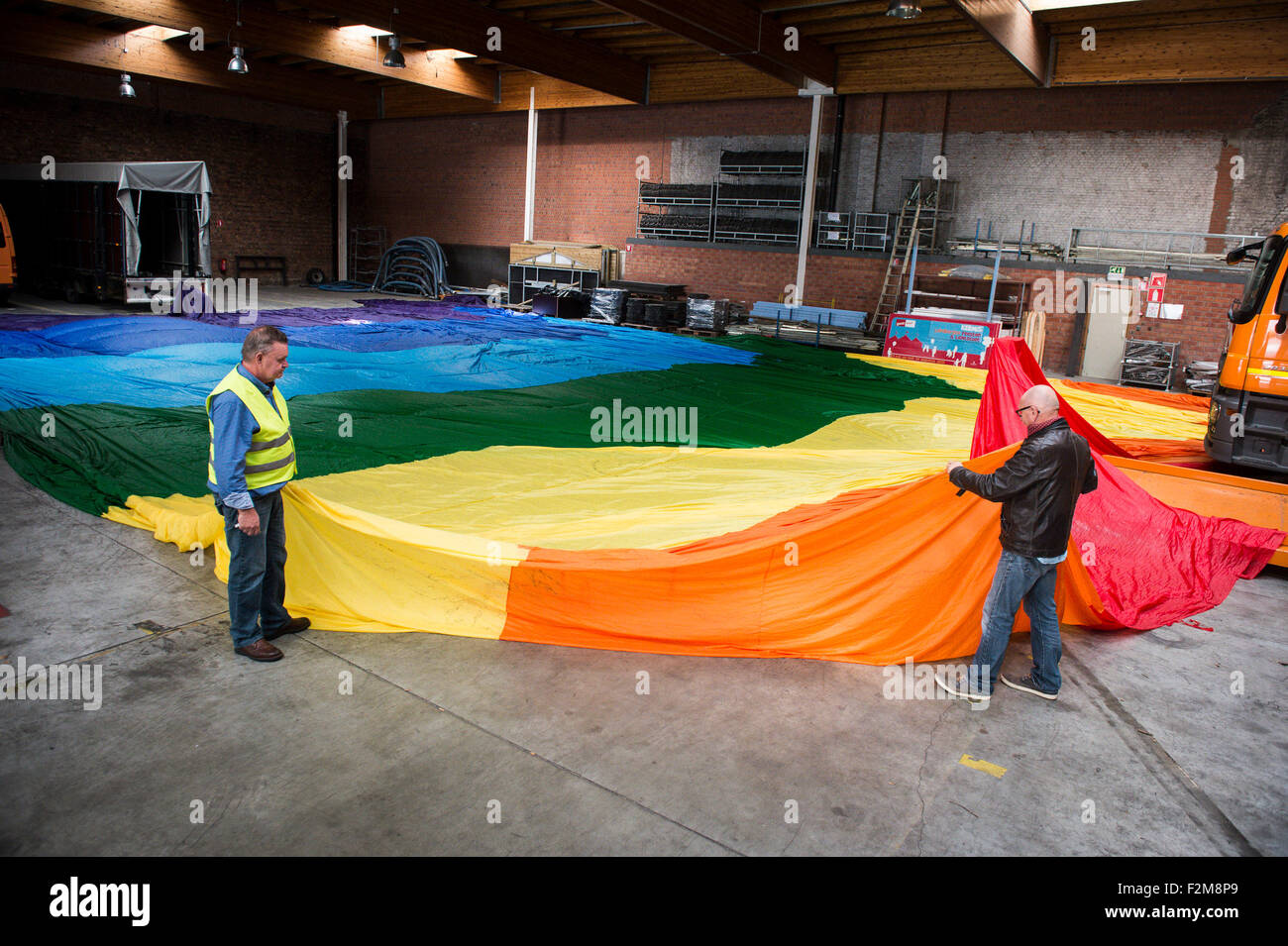 Bruxelles, Bxl, Belgique. Sep 21, 2015. Un representaiton de 135 villes et municipalités ont tenté de déployer le plus grand drapeau de paix pour un monde sans nucléaire sur Gand, Belgique le 21.09.2015 . Dans leur première tentative organisateurs déployer la plus grande bannière de 50x35 mètres sur le mur d'un ancien bâtiment de Belgacom mais le vent est fort à l'eau et brisée dans un côté. Photo par Wiktor Dabkowski Wiktor Dabkowski/crédit : ZUMA Wire/Alamy Live News Banque D'Images