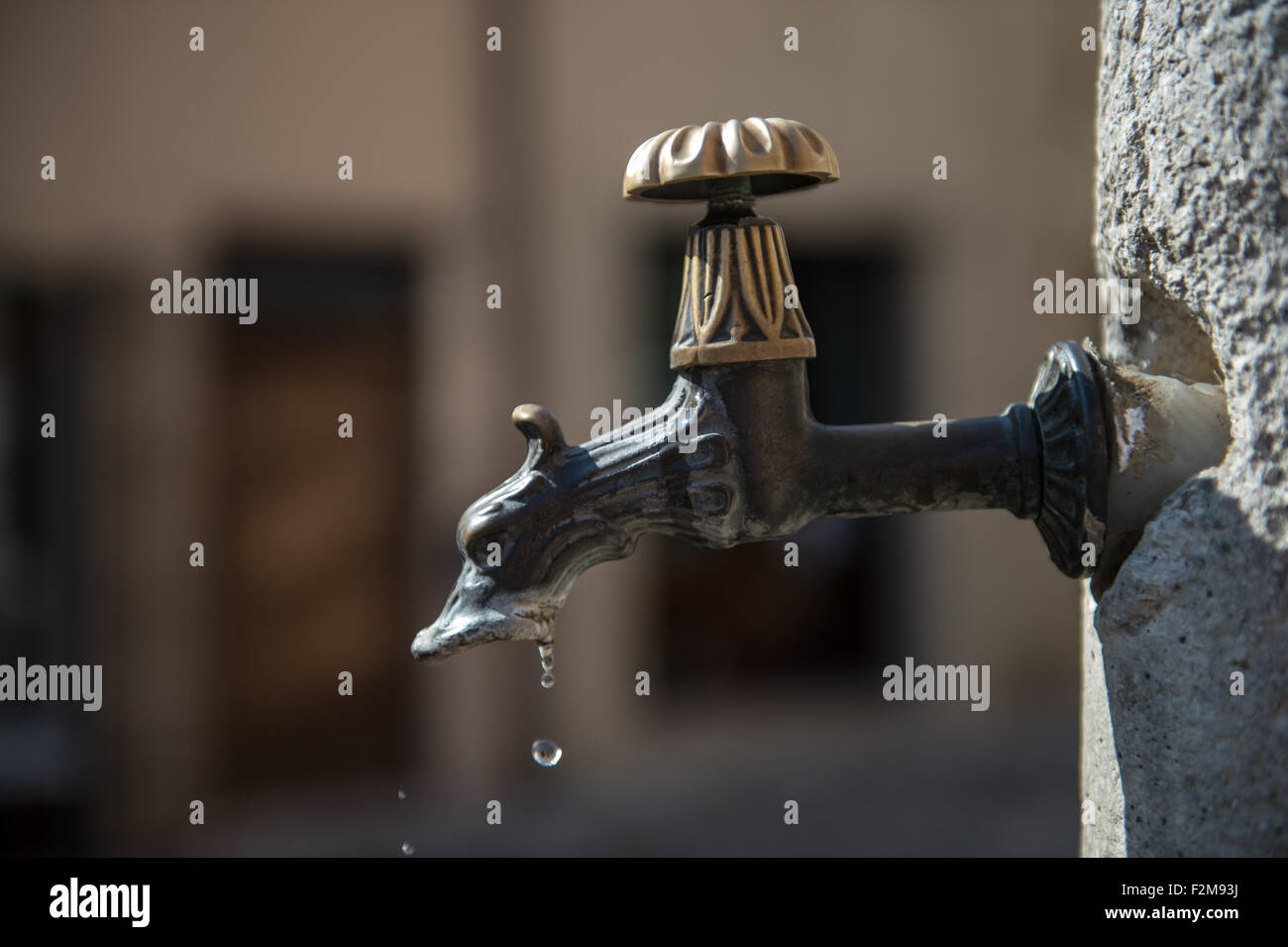 Fontaine sculptée Ancienne touchez dans la place de la ville, Verucchio,Italie Banque D'Images