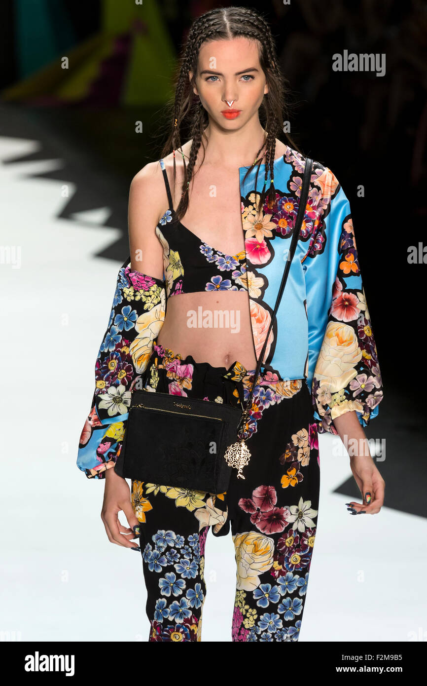 New York, NY - 10 septembre 2015 : Adriana Mora promenades la piste au défilé de Desigual Banque D'Images