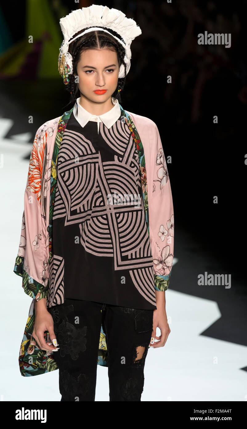 New York, NY - 10 septembre 2015 : Bruna Ludtke promenades la piste au défilé de Desigual Banque D'Images