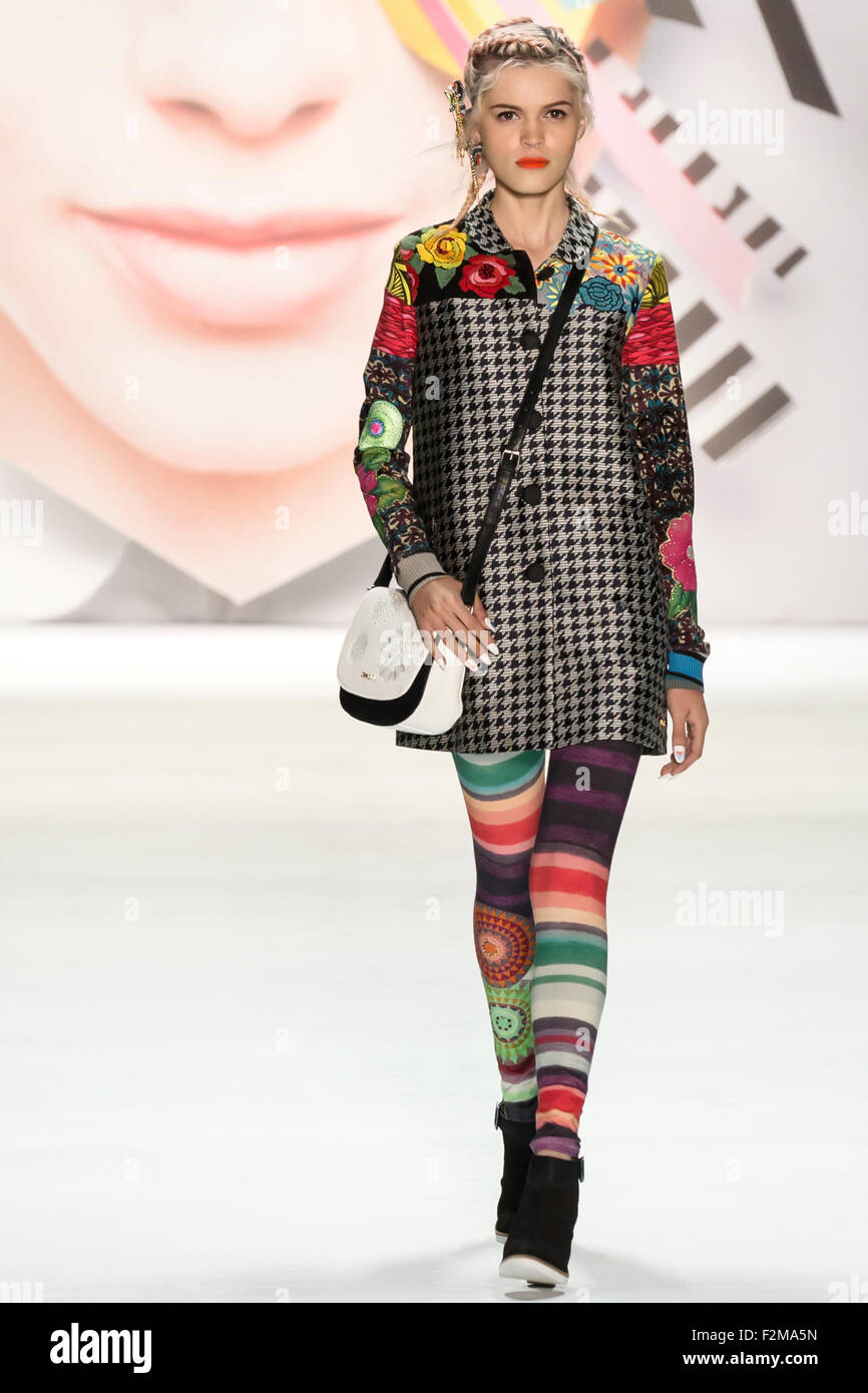 New York, NY - 10 septembre 2015 : Brenda Cruz promenades la piste au défilé de Desigual Banque D'Images