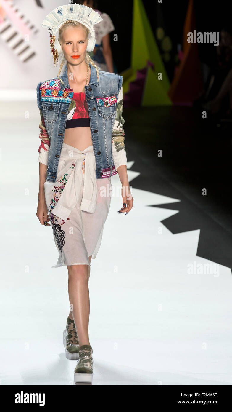 New York, NY - 10 septembre 2015 : Sally Jonsson, marche le piste au fashion show de Desigual Banque D'Images