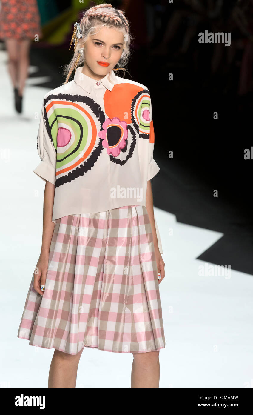 New York, NY - 10 septembre 2015 : Brenda promenades la piste au défilé de Desigual Banque D'Images