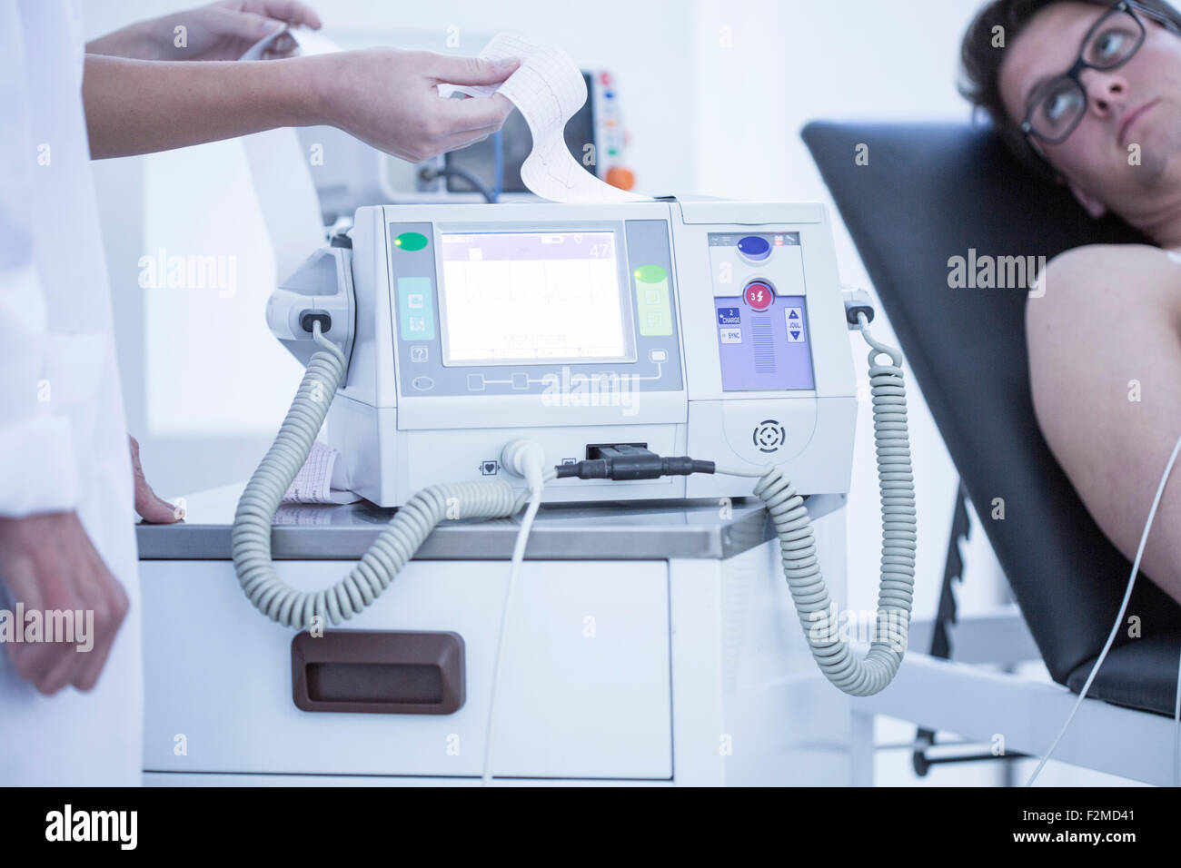 Jeune homme à l'hôpital obtenir un suivi de la fréquence cardiaque Banque D'Images