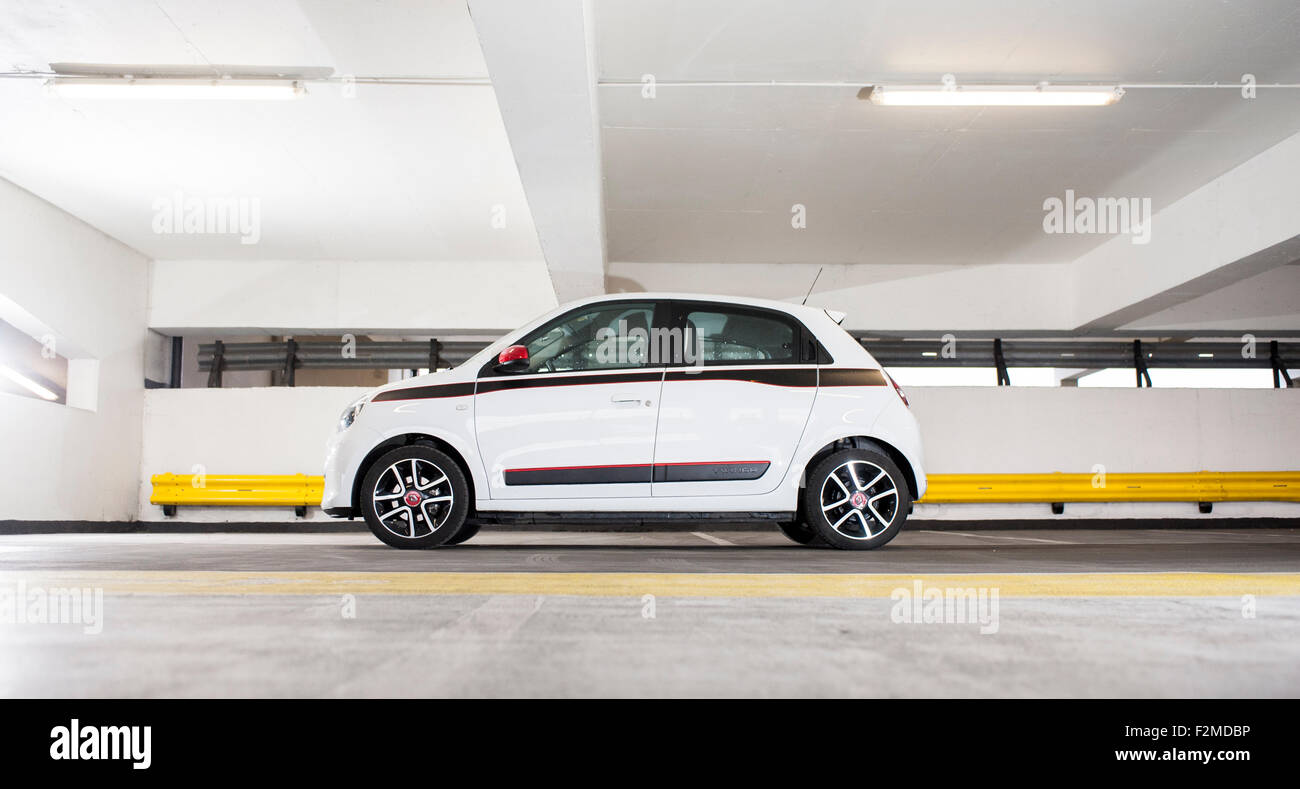 Renault Twingo petite voiture blanche sur le lieu East London Banque D'Images