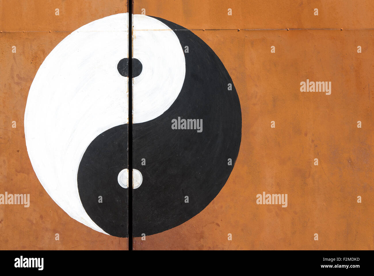 Yina et Yang symbole peint sur une porte en acier rouillé Banque D'Images