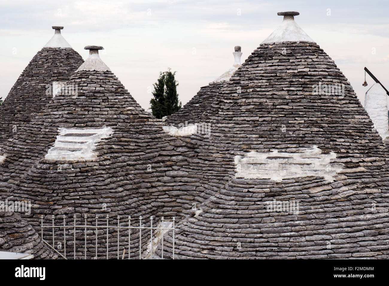 Toits en pierre sculptée et pinacles de Trulli dans le quartier de Monti à Alberobello. Banque D'Images