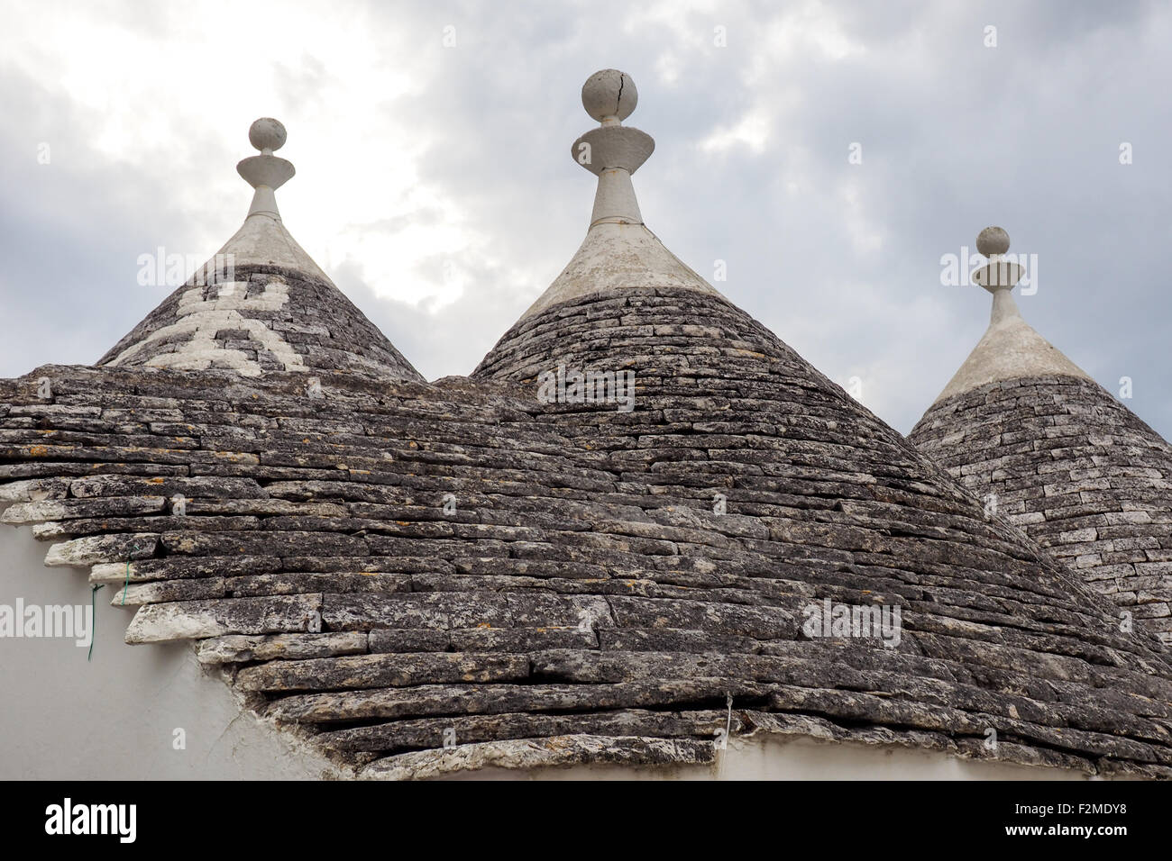 Ton toit et pinacles sculptés de Trulli dans le quartier de Monti à Alberobello. Banque D'Images