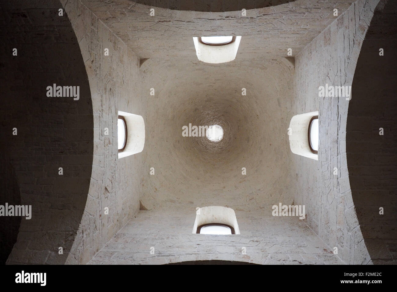 Vue intérieure du dome tour de l'église de San Antonio, Alberobello. Banque D'Images