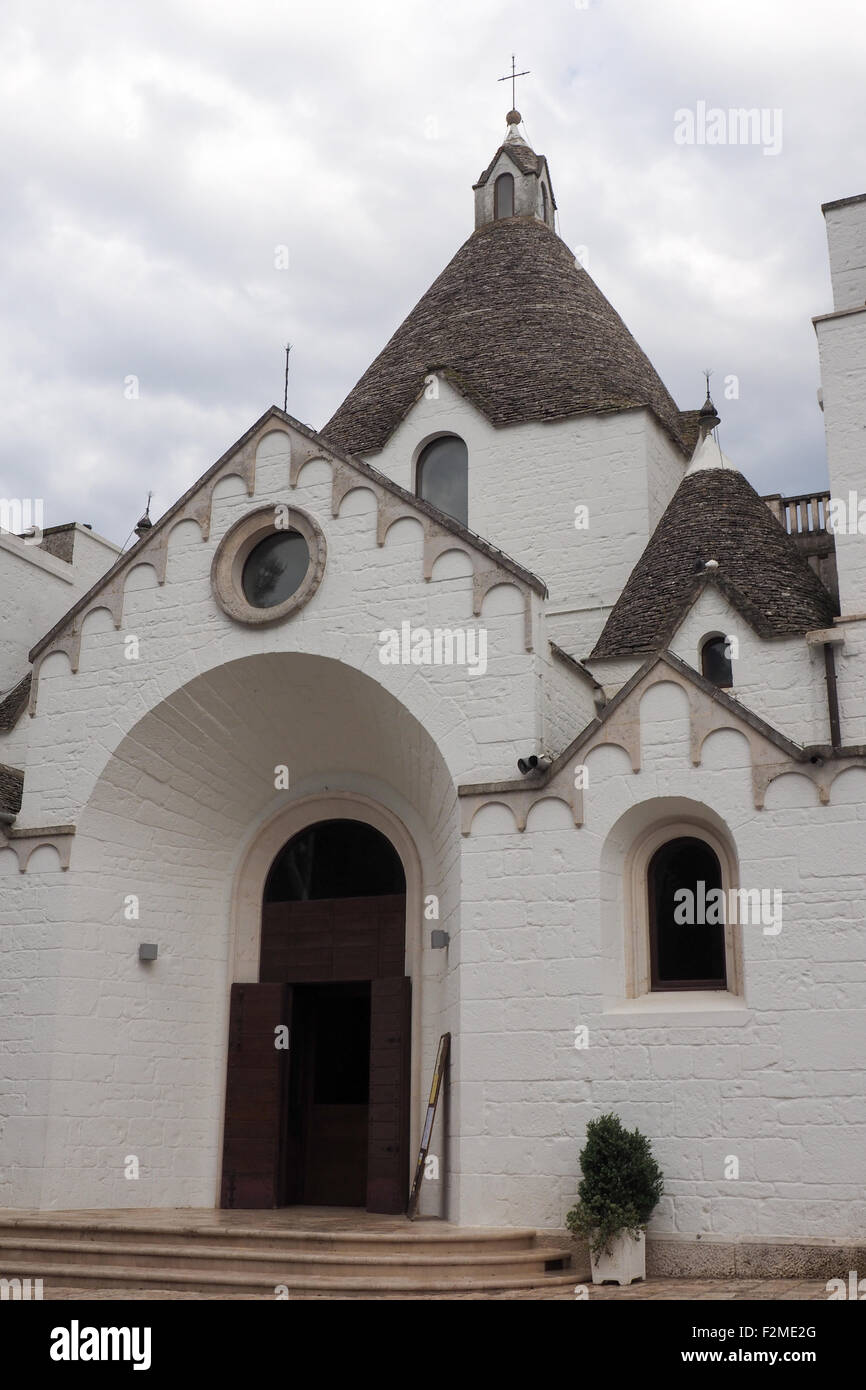 Façade de l'église de San Antonio, Alberobello. Banque D'Images