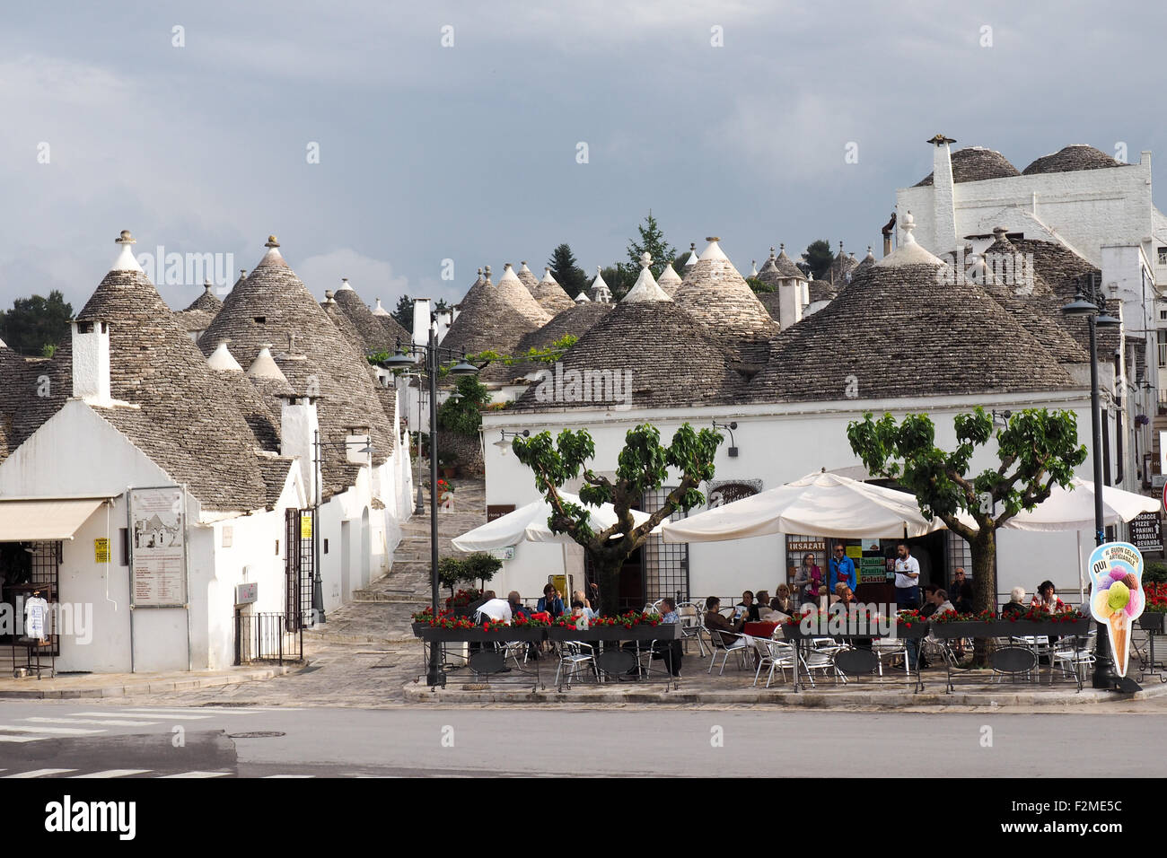 Vous pourrez dîner en plein air avec les trulli d'Alberobello, dans le quartier de Monti Banque D'Images