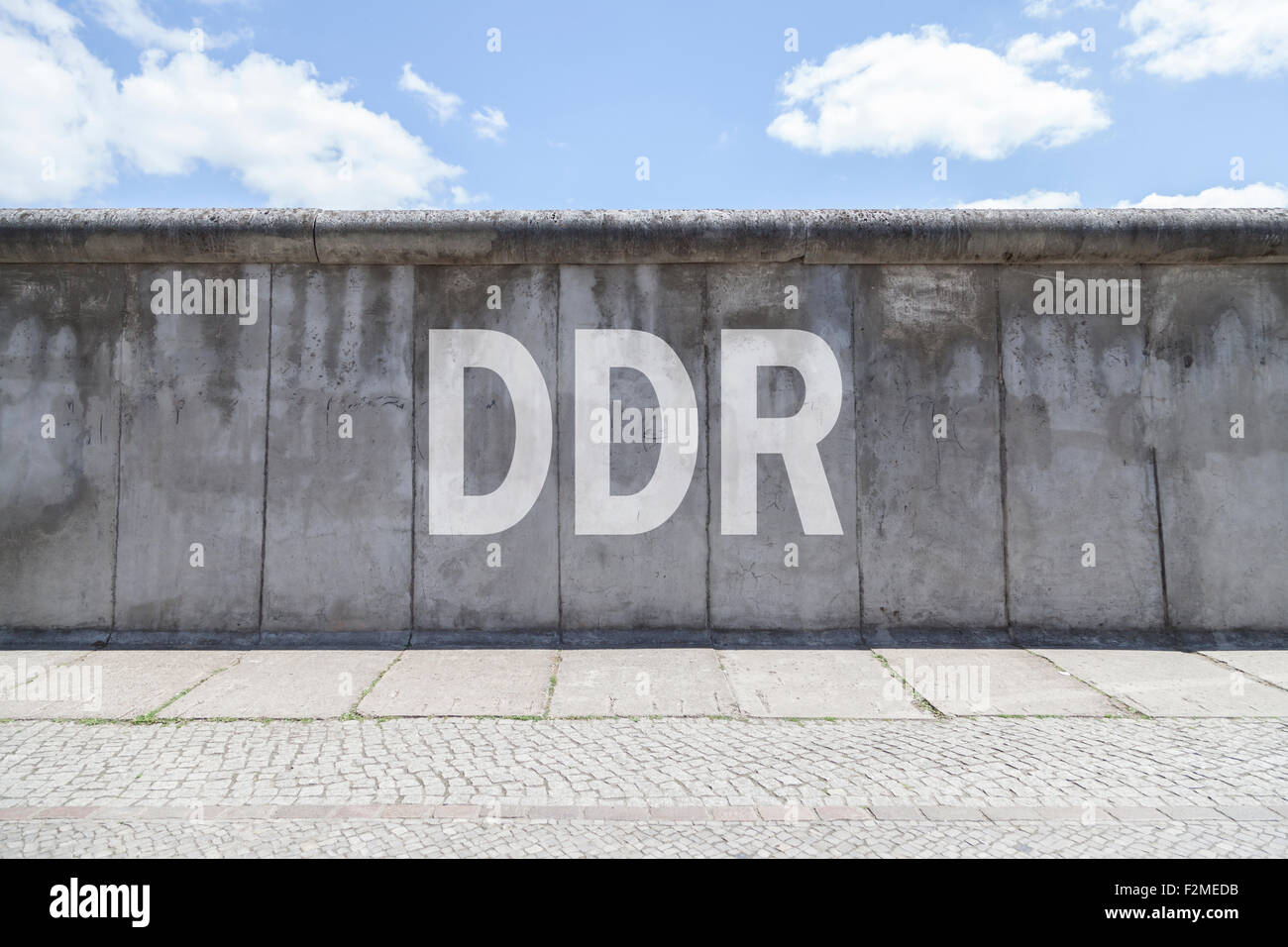 Mur de Berlin à la mémoire DDR rédiger dans la rue Bernauer (photomontage tex Banque D'Images