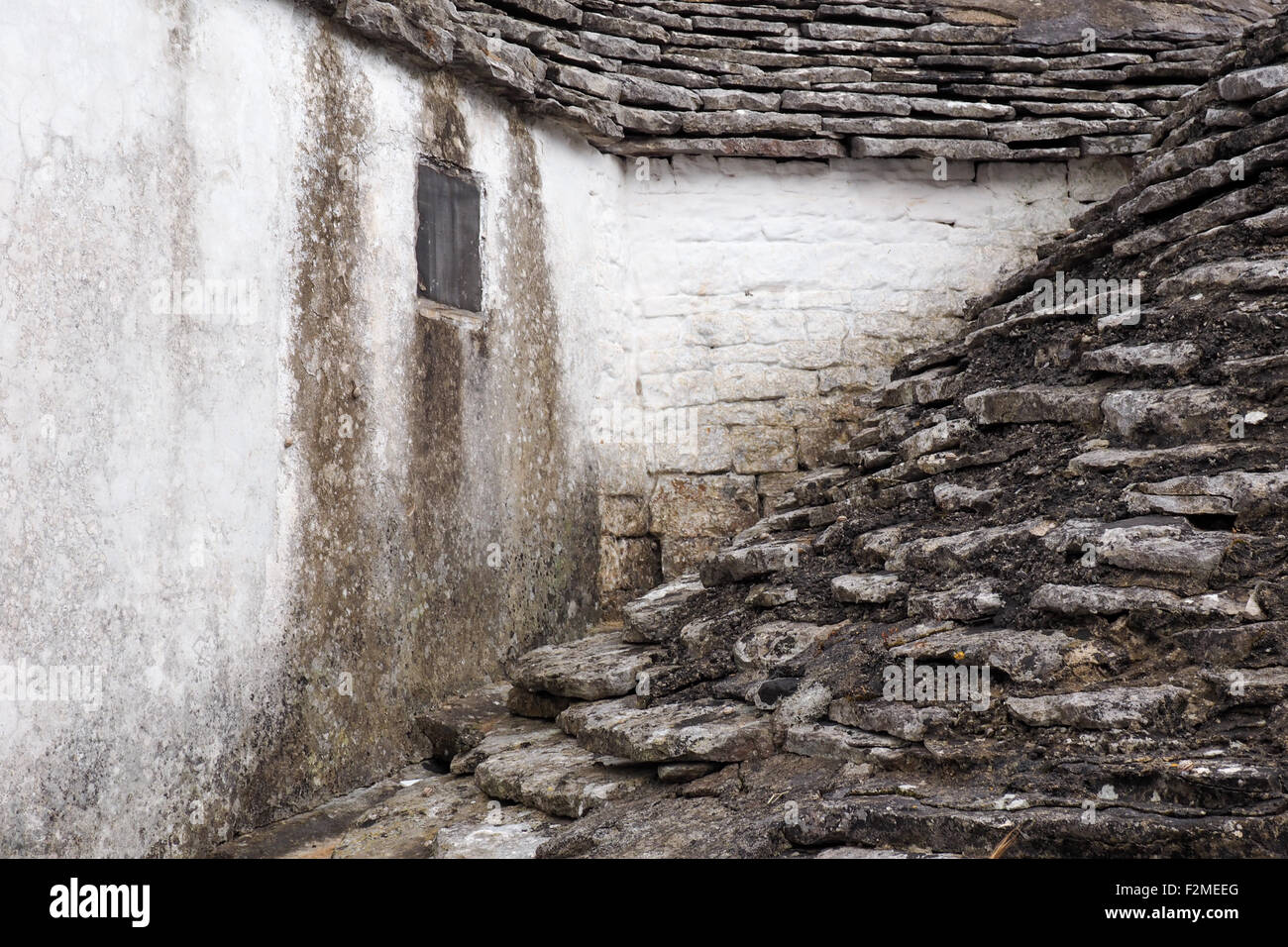 Mur en pierre et toit d'une maison trullo. Banque D'Images