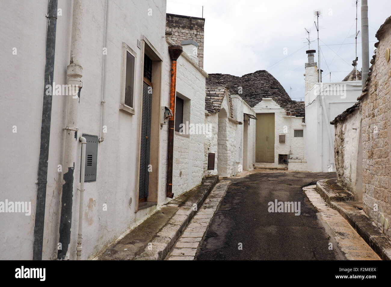 Une rue étroite avec des maisons trulli. Banque D'Images