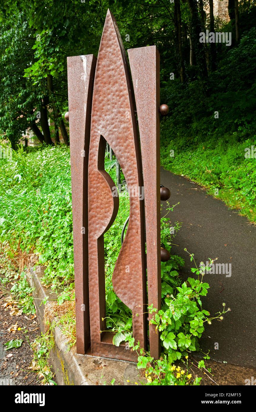 Une sculpture par Graham Hopper, sur le chemin Riverside près de Prebends' Bridge, ville de Durham, England, UK. Banque D'Images