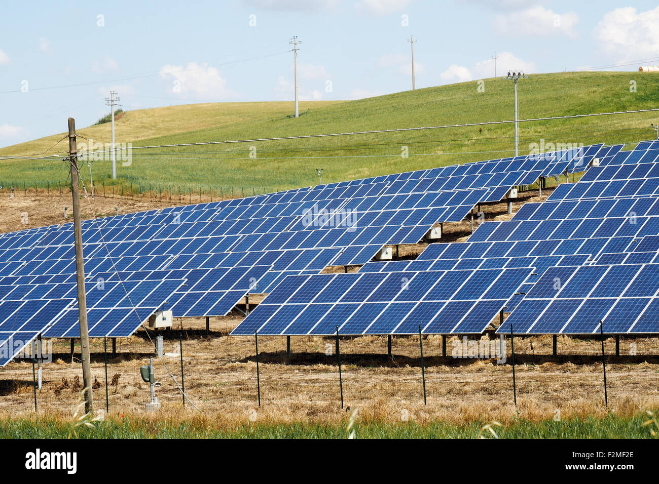 Des panneaux solaires sur une ferme solaire. Banque D'Images