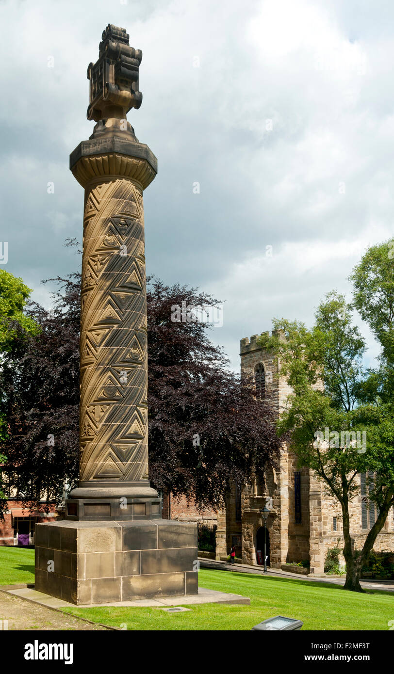 Colonne en pierre en face de la Durham Heritage Centre and Museum, North Bailey, ville de Durham, England, UK Banque D'Images
