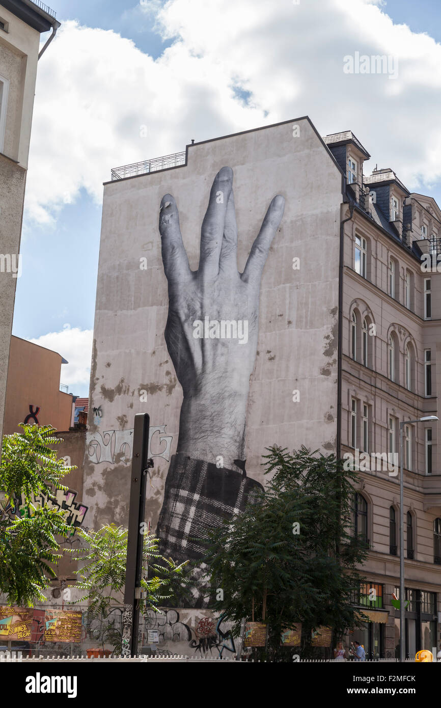 Les doigts croisés graffiti sur mur de la maison à Berlin center Banque D'Images
