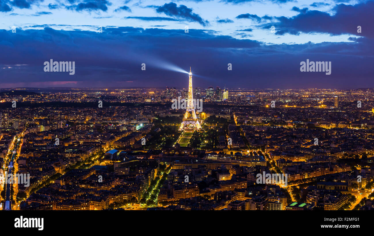 Une vue de la nuit de la Tour Eiffel, sur les toits de la ville et à la défense dans le quartier skyscrapper distance, Paris, France, Europe Banque D'Images