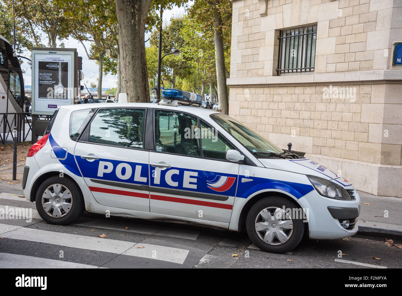 Une voiture de police garée dans une rue de la ville de Paris en France Banque D'Images