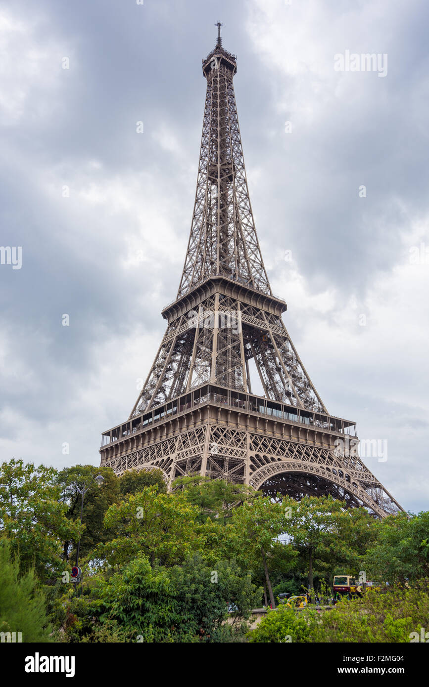 La Tour Eiffel s'élève à travers les arbres dans la ville européenne de Paris en France Banque D'Images
